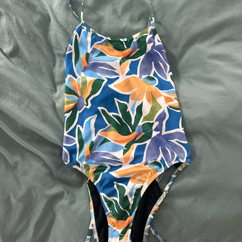 Jolyn Clothing Nico tie-back size 34 
One Piece in Blue and Orange Floral